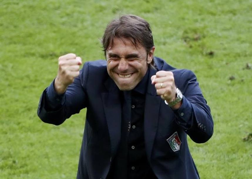 La gioia del c.t. azzurro Antonio Conte dopo il 2-0 alla Spagna. Reuters